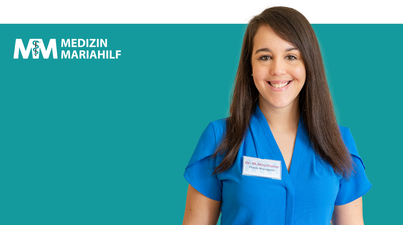 Portrait von Dr. Mira Mayrhofer mit Medizin Mariahilf Logo